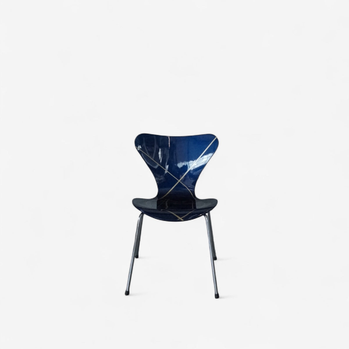 Lackwerk Nr. 01 Nachtblau / Gold – Fritz Hansen Serie 7, neu gefasst von JWolf Studio