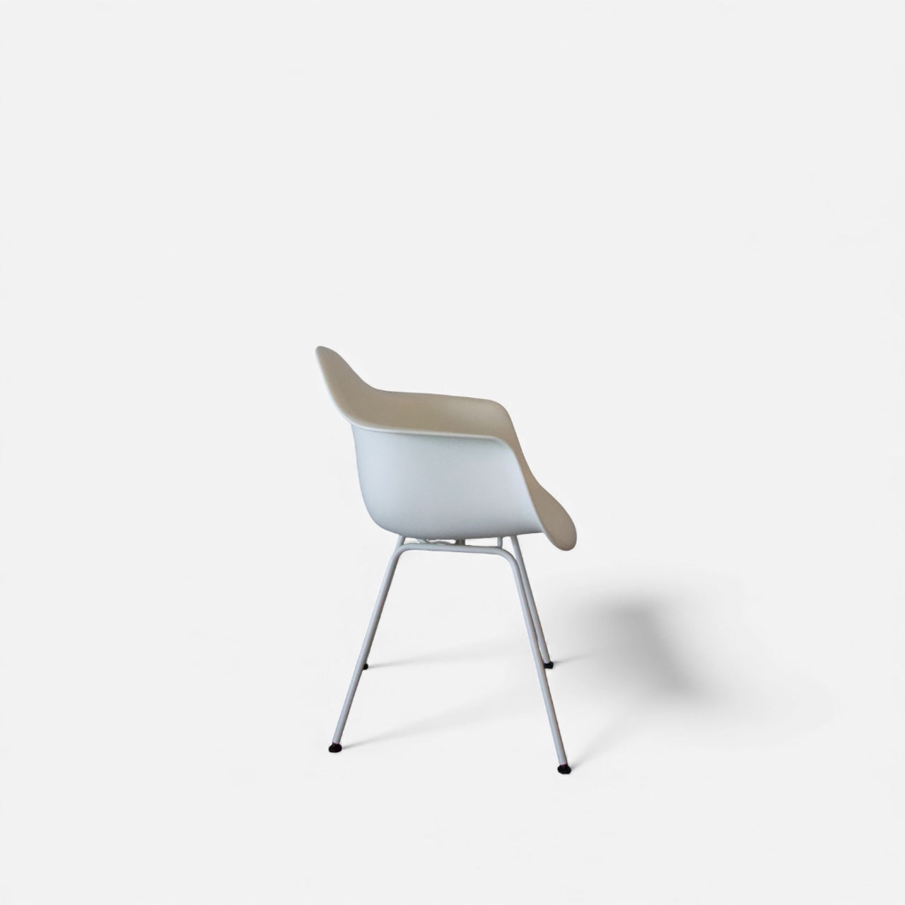 Vitra Eames Plastic Armchair RE DAX – White