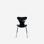 Fritz Hansen Serie 7 Stuhl (Modell 3107) – schwarz hochglänzend vorne / rot lackiert hinten – JWolf Studio Edition