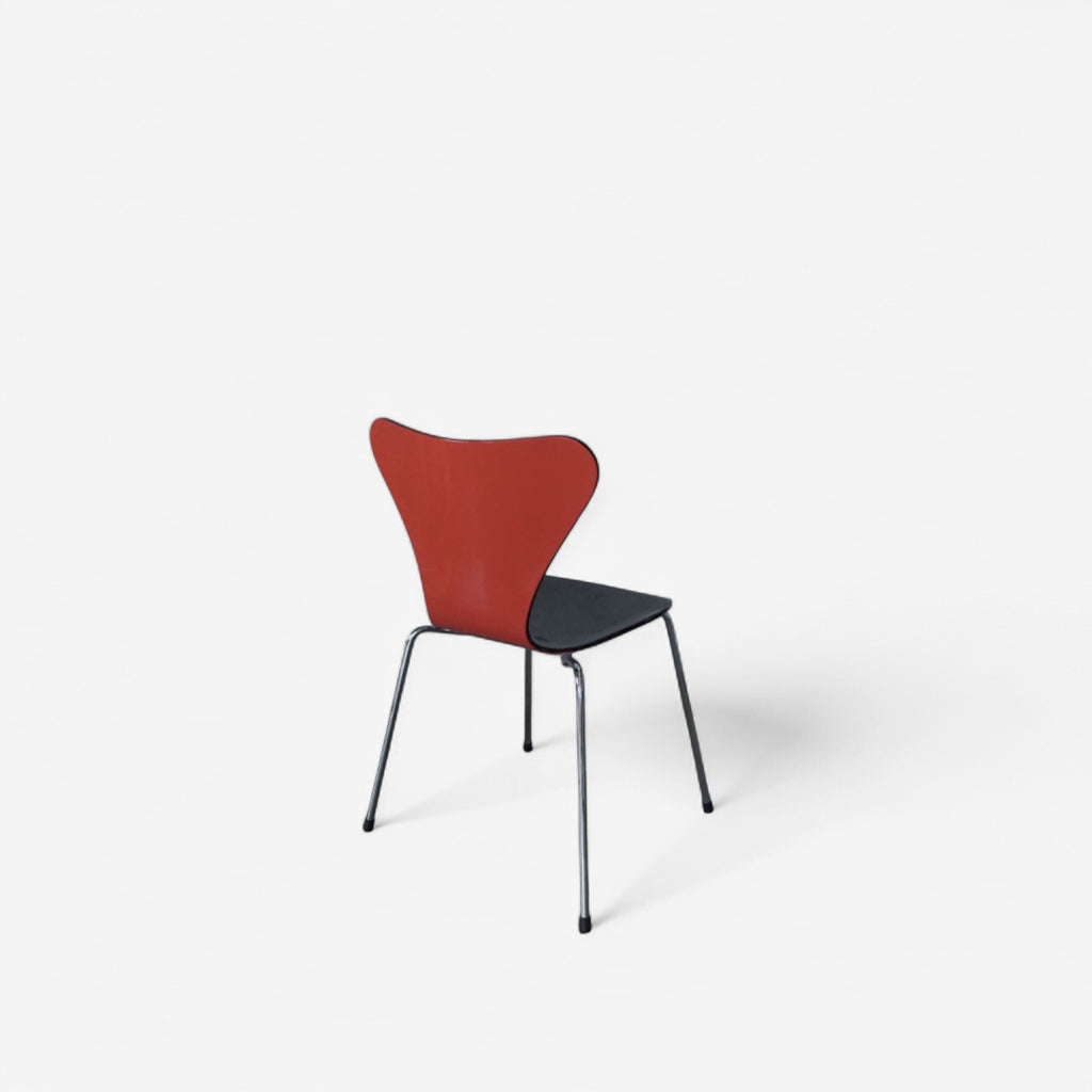 Fritz Hansen Serie 7 Stuhl (Modell 3107) – schwarz hochglänzend vorne / rot lackiert hinten – JWolf Studio Edition