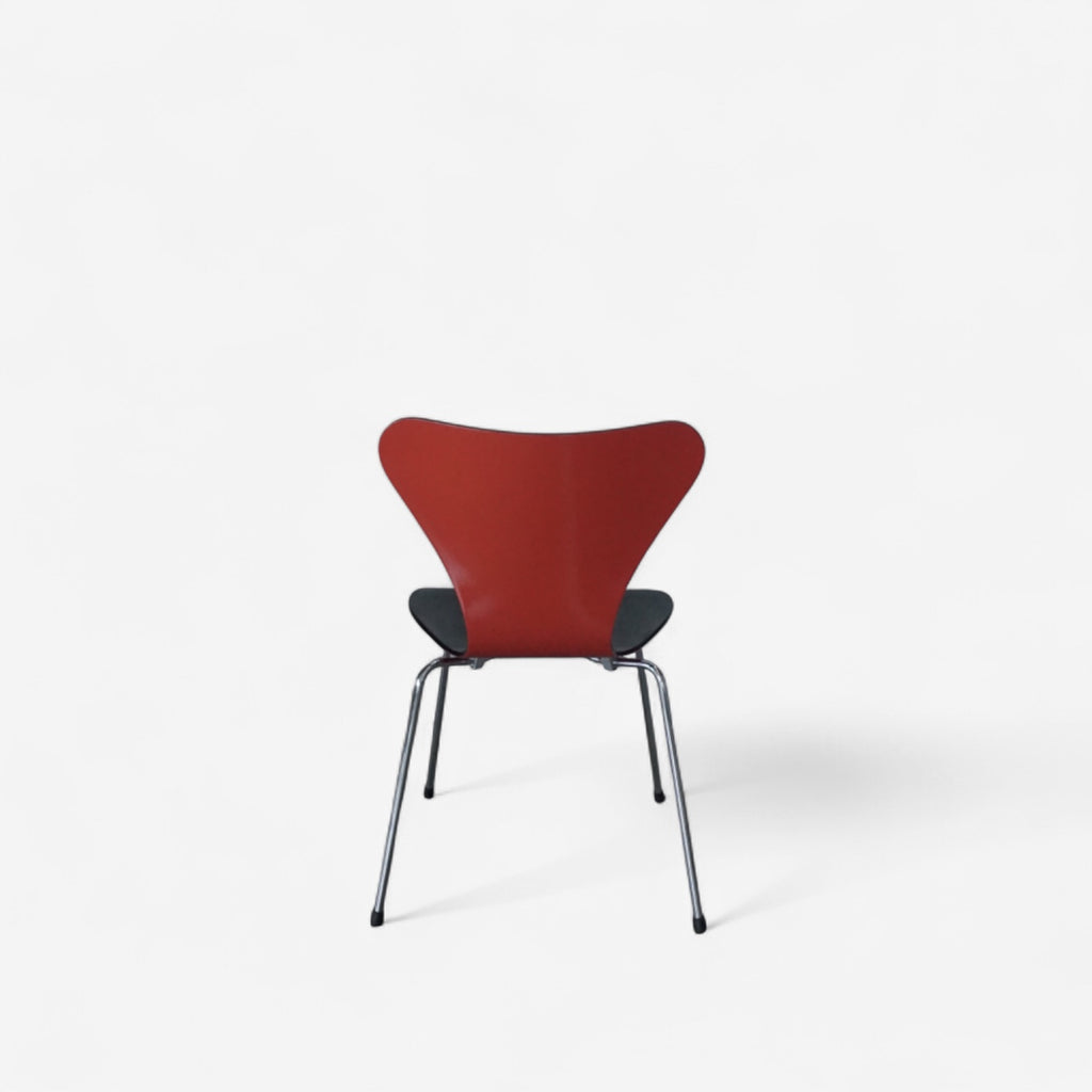 Fritz Hansen Serie 7 Stuhl (Modell 3107) – schwarz hochglänzend vorne / rot lackiert hinten – JWolf Studio Edition