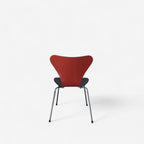 Fritz Hansen Serie 7 Stuhl (Modell 3107) – schwarz hochglänzend vorne / rot lackiert hinten – JWolf Studio Edition