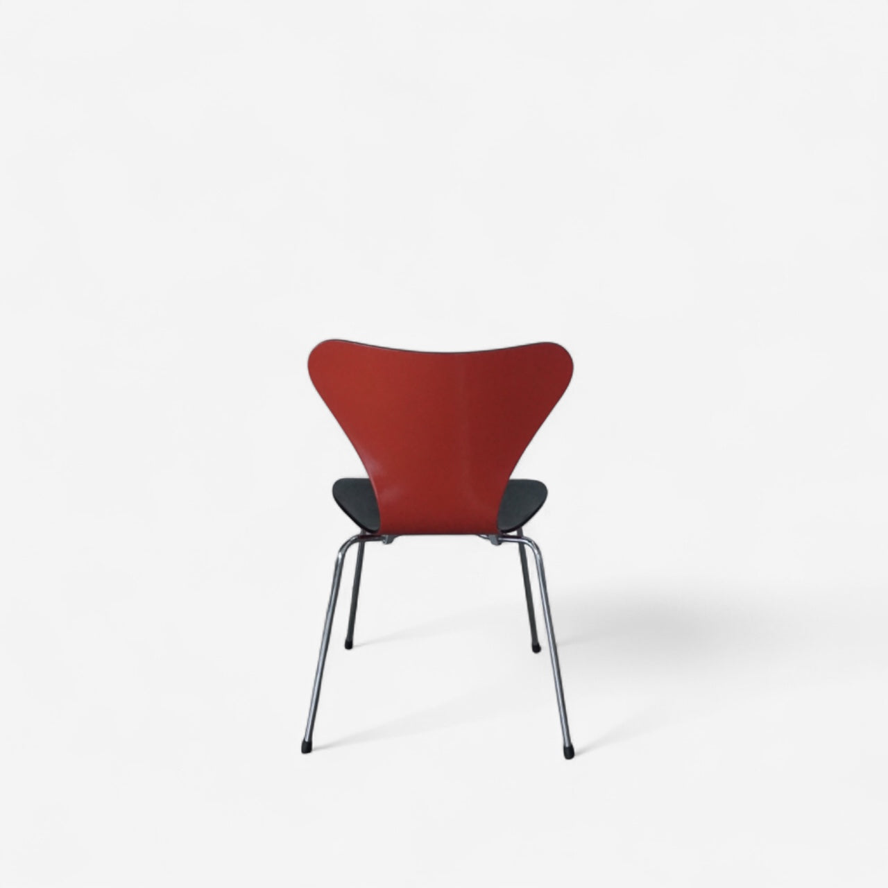 Fritz Hansen Serie 7 Stuhl (Modell 3107) – schwarz hochglänzend vorne / rot lackiert hinten – JWolf Studio Edition