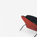 Fritz Hansen Serie 7 Stuhl (Modell 3107) – schwarz hochglänzend vorne / rot lackiert hinten – JWolf Studio Edition