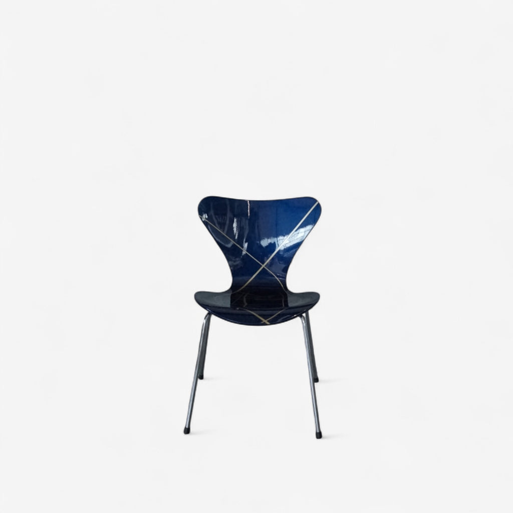 Fritz Hansen Serie 7 Stuhl (Modell 3107) – Hochglanz Blau mit Gold-Linierung – JWolf Studio Edition