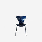 Fritz Hansen Serie 7 Stuhl (Modell 3107) – Hochglanz Blau mit Gold-Linierung – JWolf Studio Edition