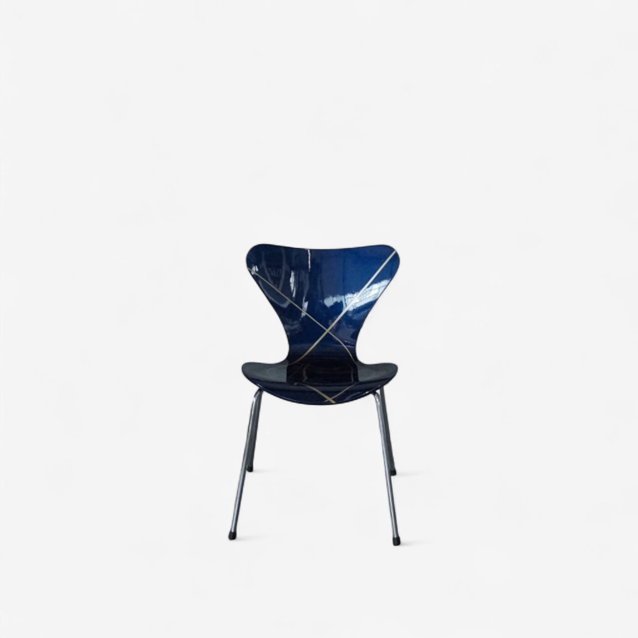 Fritz Hansen Serie 7 Stuhl (Modell 3107) – Hochglanz Blau mit Gold-Linierung – JWolf Studio Edition