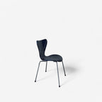 Fritz Hansen Serie 7 Stuhl (Modell 3107) – Hochglanz Blau mit Gold-Linierung – JWolf Studio Edition
