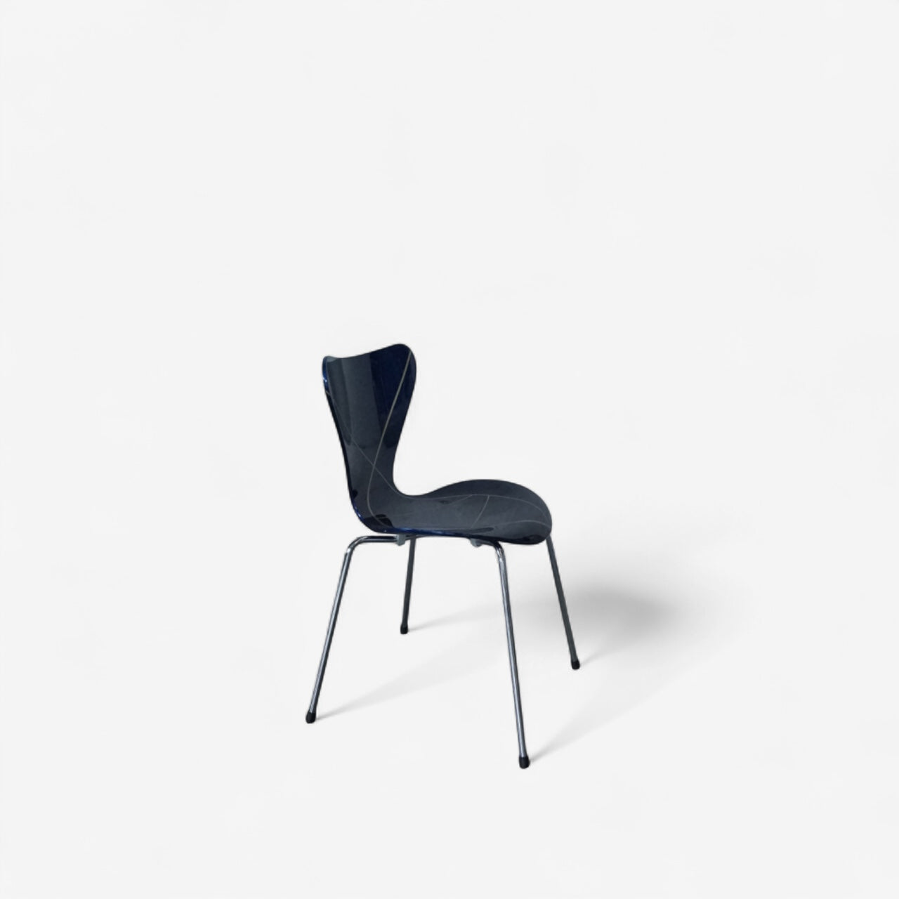 Fritz Hansen Serie 7 Stuhl (Modell 3107) – Hochglanz Blau mit Gold-Linierung – JWolf Studio Edition