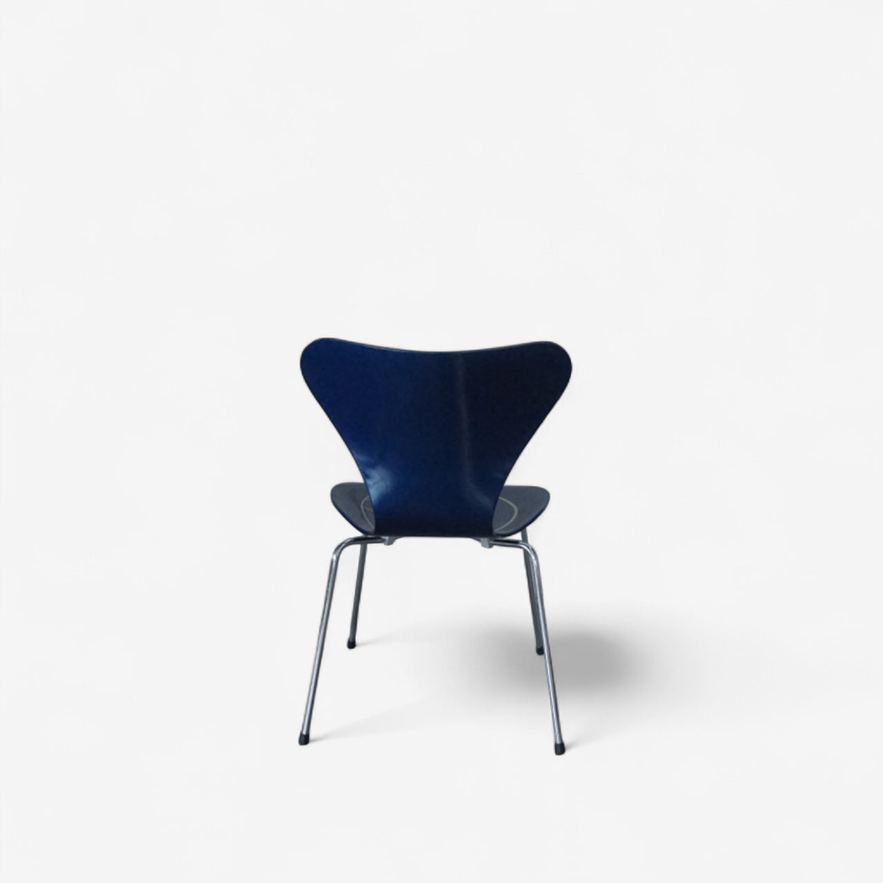 Fritz Hansen Serie 7 Stuhl (Modell 3107) – Hochglanz Blau mit Gold-Linierung – JWolf Studio Edition