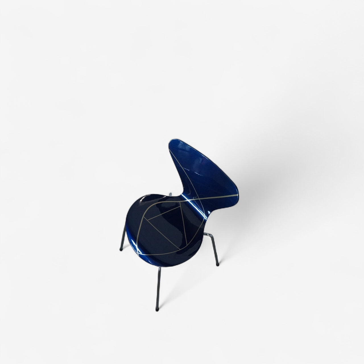 Fritz Hansen Serie 7 Stuhl (Modell 3107) – Hochglanz Blau mit Gold-Linierung – JWolf Studio Edition