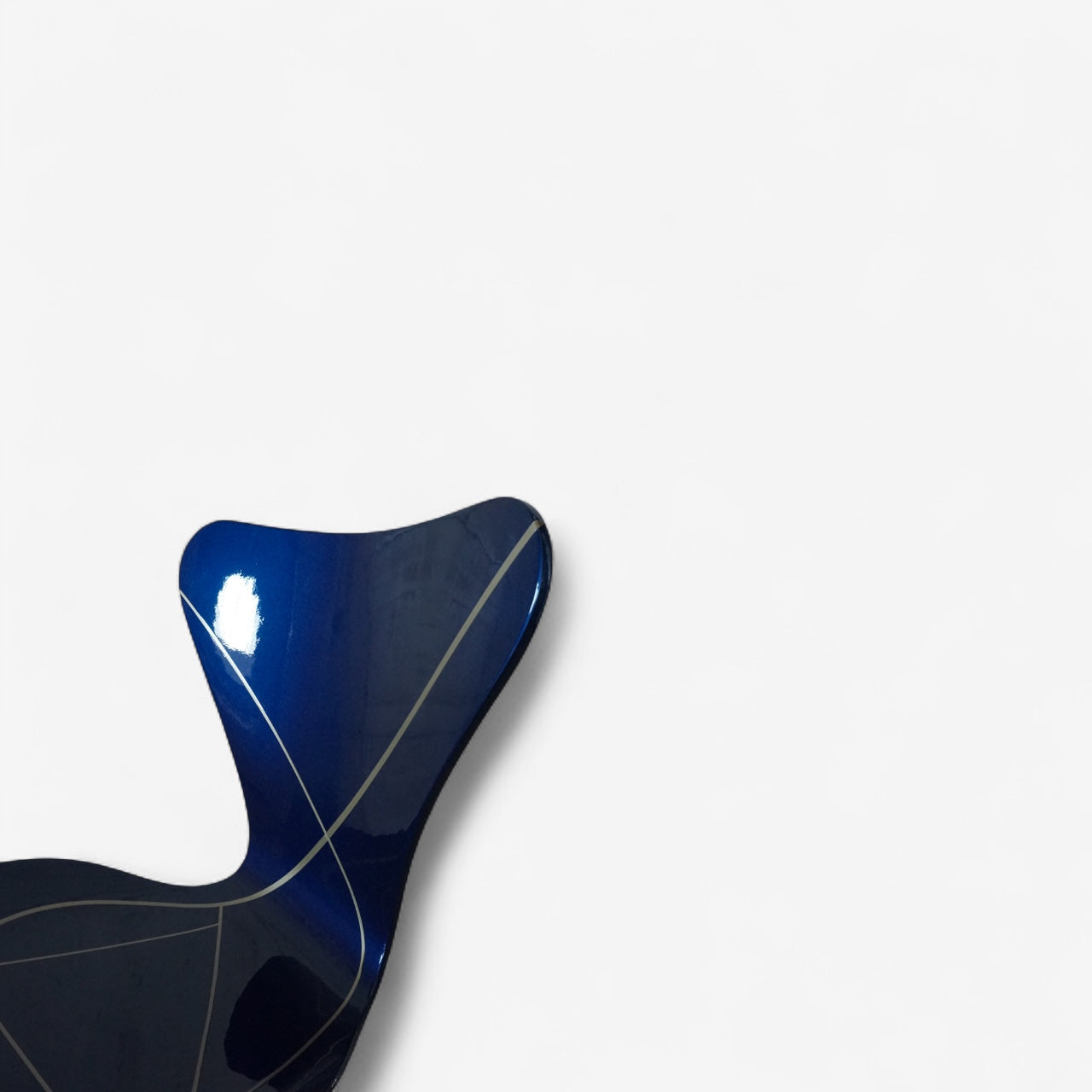 Fritz Hansen Serie 7 Stuhl (Modell 3107) – Hochglanz Blau mit Gold-Linierung – JWolf Studio Edition