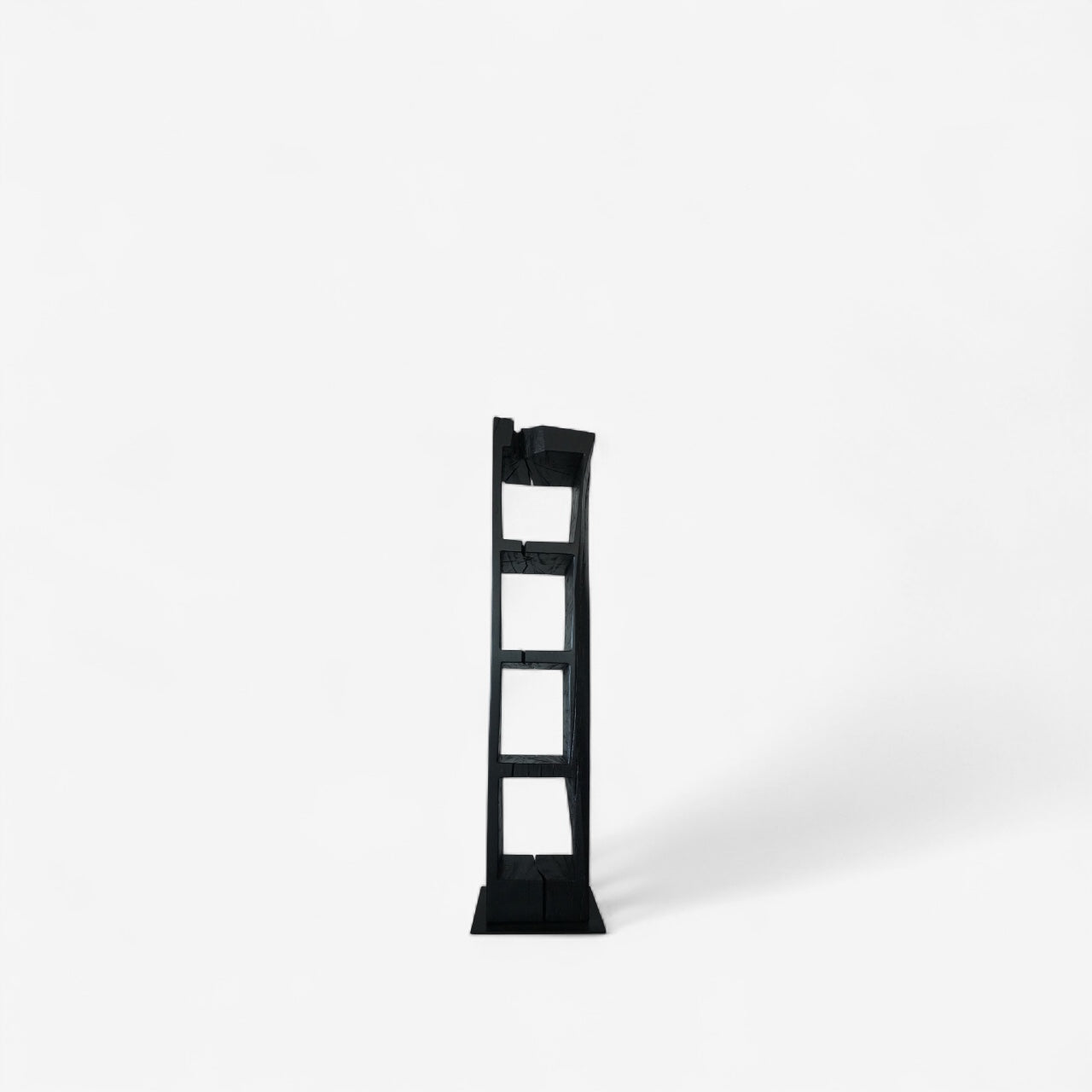 JWolf Studio – Skulpturales Regal „TOTEM I“ · Entwurf Johannes Wolf · Massivholz aus einem Stamm