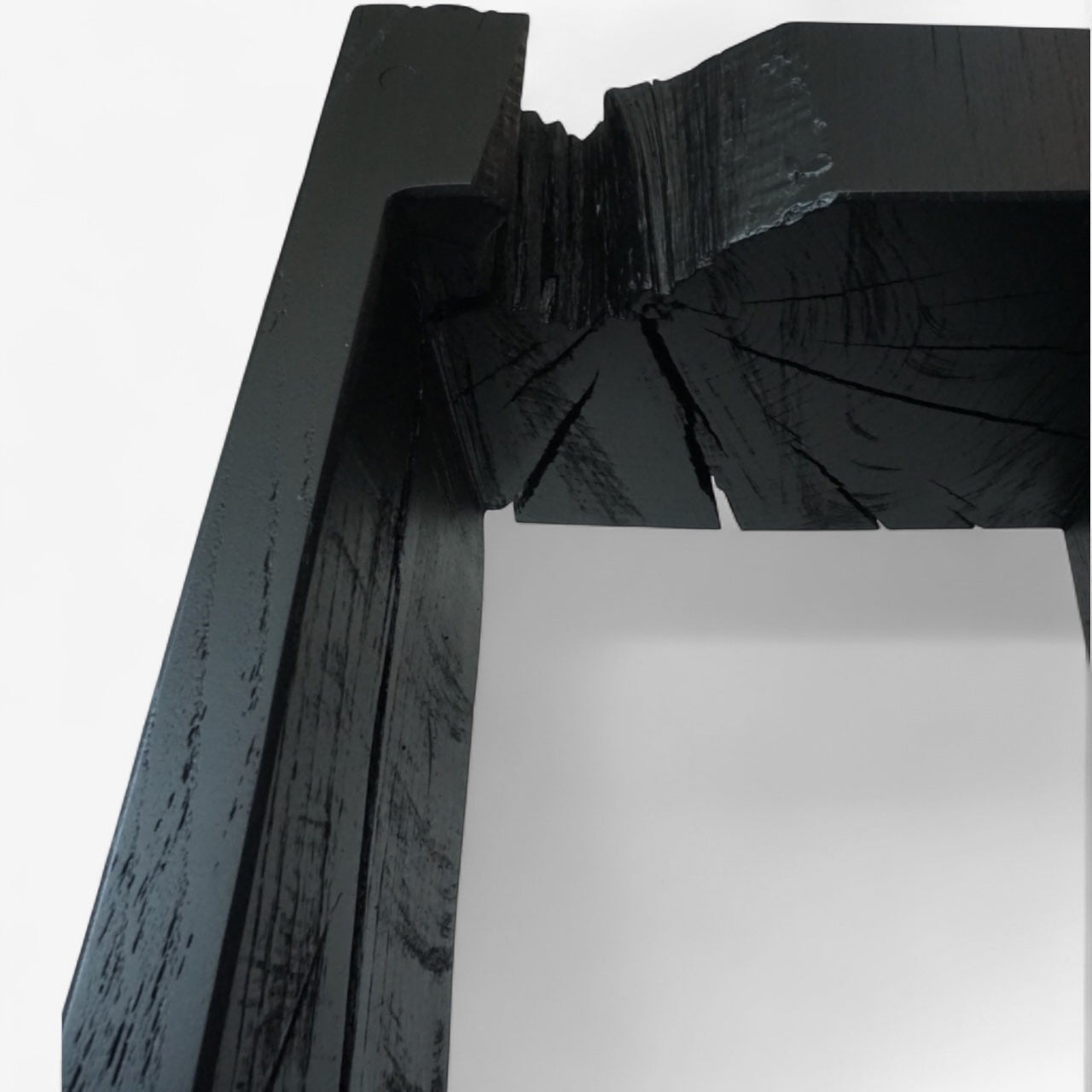 JWolf Studio – Skulpturales Regal „TOTEM I“ · Entwurf Johannes Wolf · Massivholz aus einem Stamm