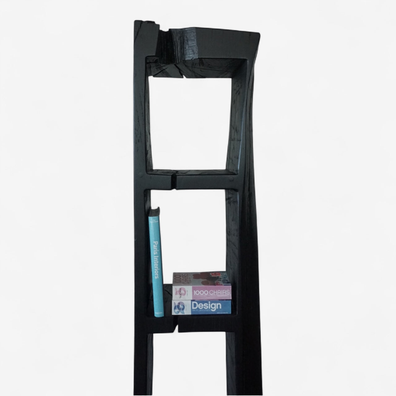 JWolf Studio – Skulpturales Regal „TOTEM I“ · Entwurf Johannes Wolf · Massivholz aus einem Stamm