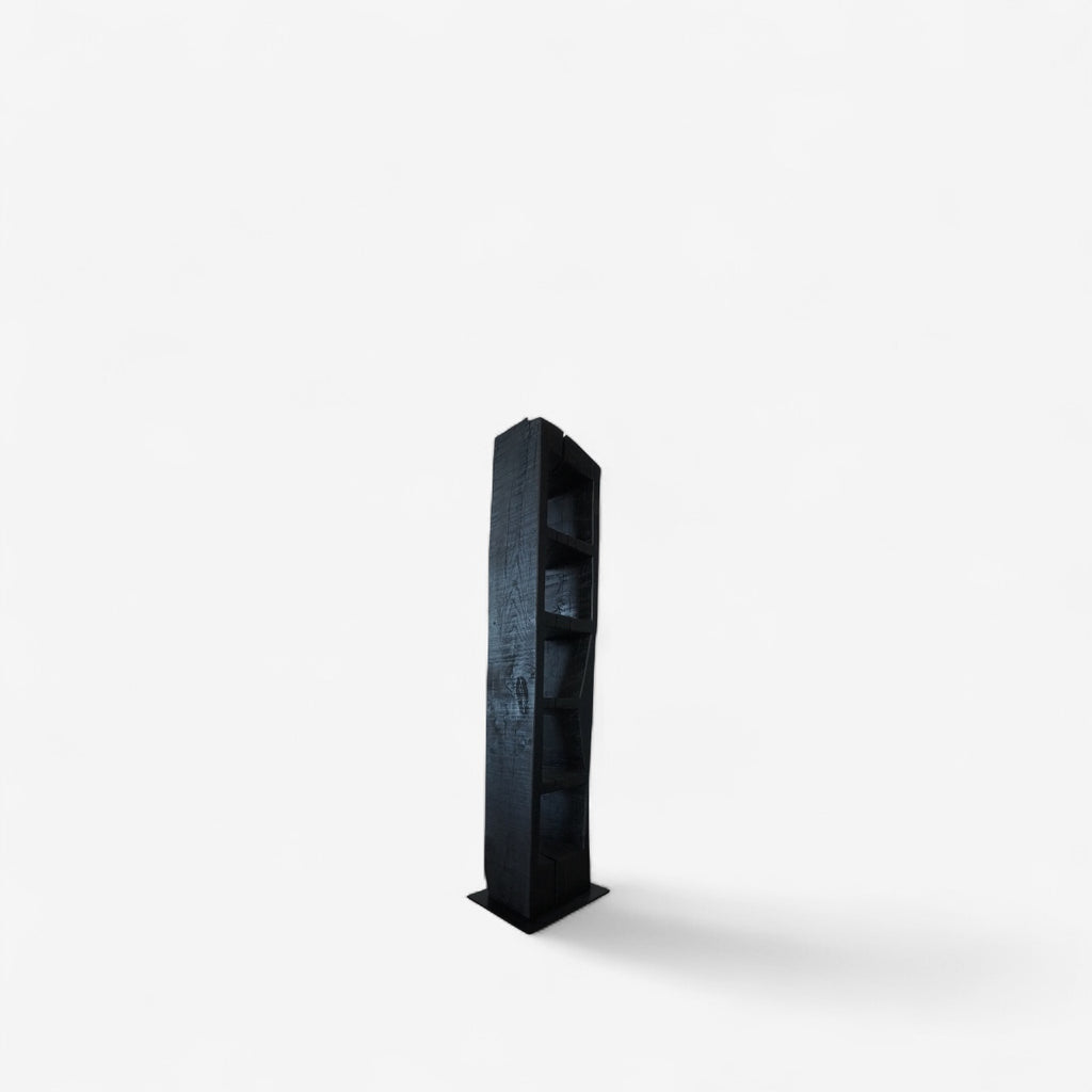 JWolf Studio – Skulpturales Regal „TOTEM I“ · Entwurf Johannes Wolf · Massivholz aus einem Stamm