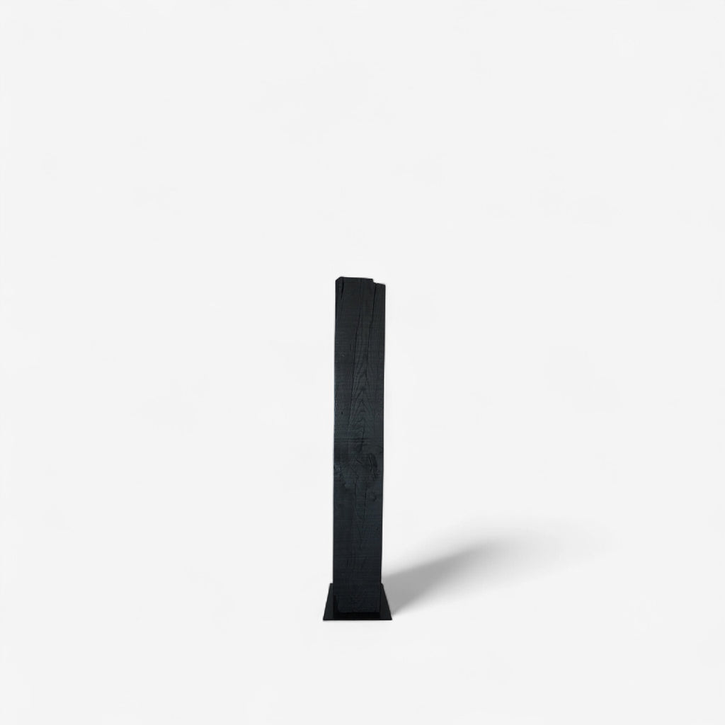 JWolf Studio – Skulpturales Regal „TOTEM I“ · Entwurf Johannes Wolf · Massivholz aus einem Stamm