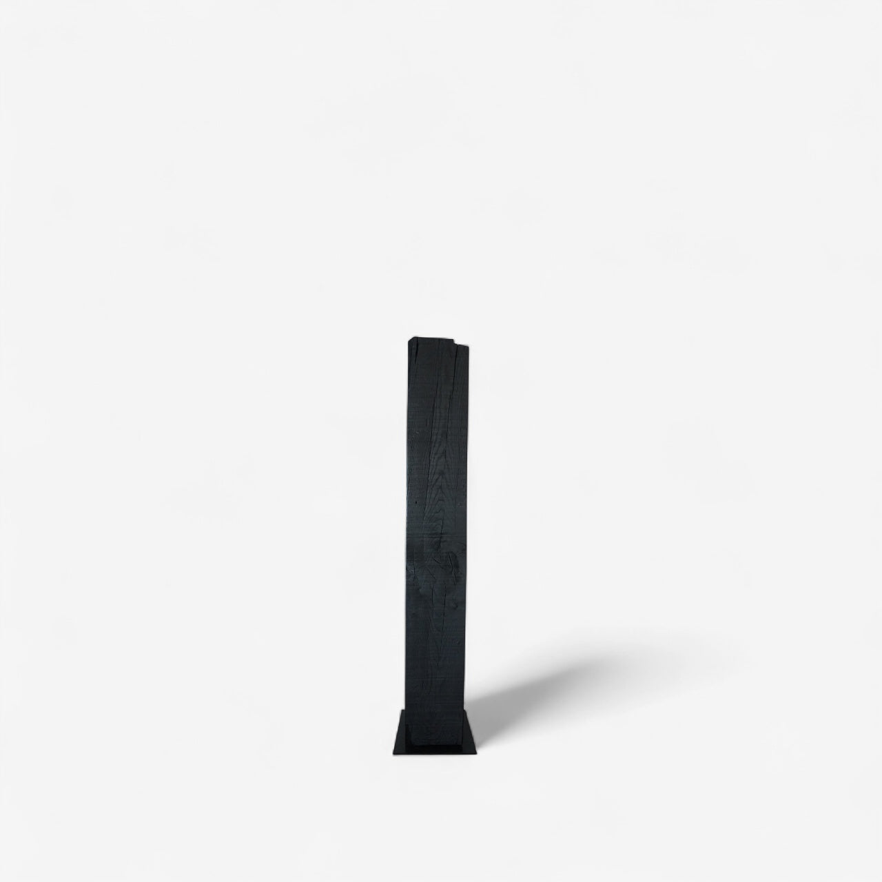 JWolf Studio – Skulpturales Regal „TOTEM I“ · Entwurf Johannes Wolf · Massivholz aus einem Stamm