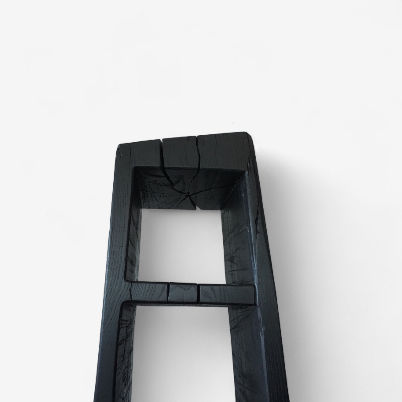 JWolf Studio – Skulpturales Regal „TOTEM II“ · Entwurf Johannes Wolf · Aus einem massiven Stamm gefertigt