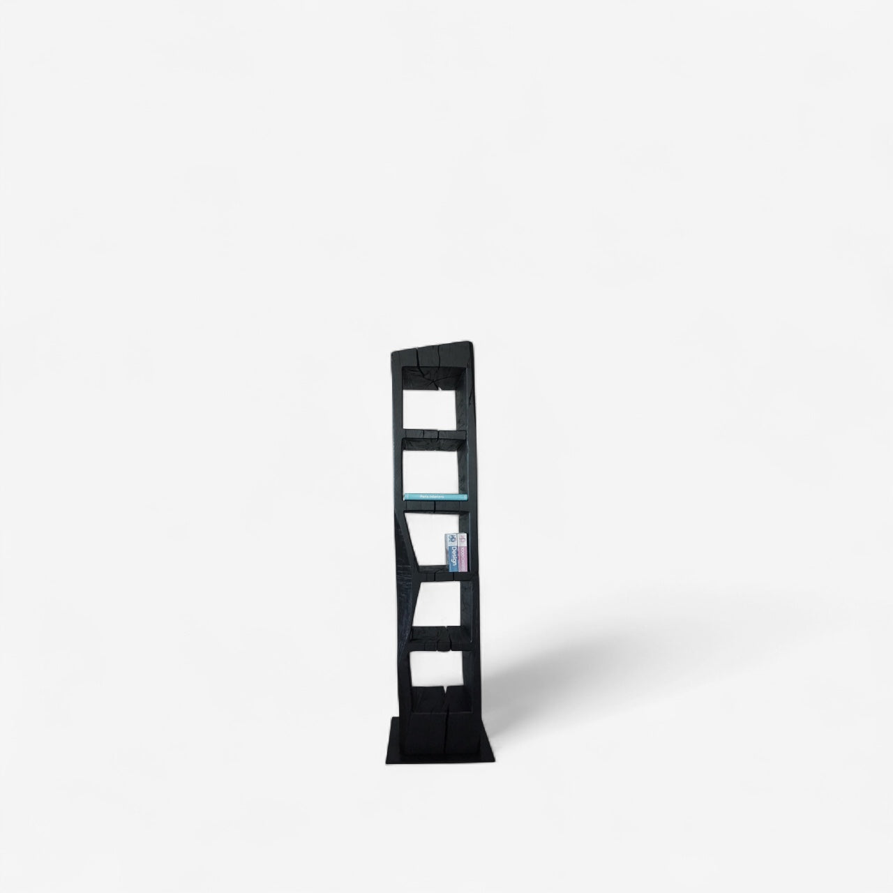 JWolf Studio – Skulpturales Regal „TOTEM II“ · Entwurf Johannes Wolf · Aus einem massiven Stamm gefertigt