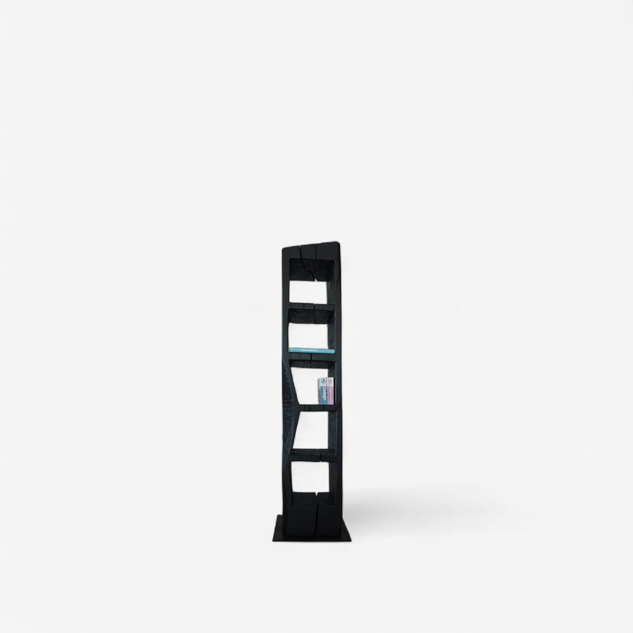 JWolf Studio – Skulpturales Regal „TOTEM II“ · Entwurf Johannes Wolf · Aus einem massiven Stamm gefertigt