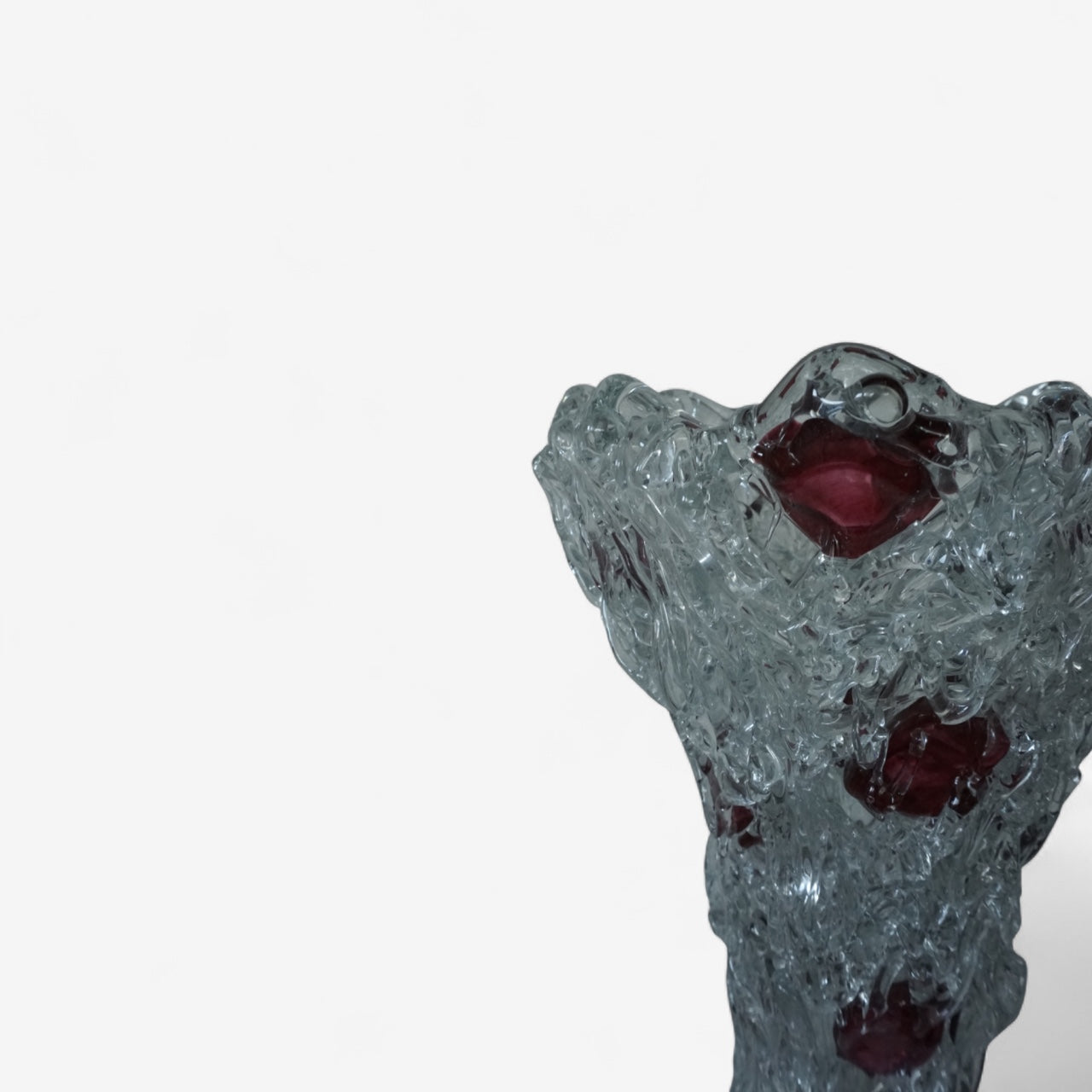 Mihai Topescu – Skulpturale Glasvase „Crimson Relief“ (Rumänien) · Handgefertigtes Studioglas-Unikat