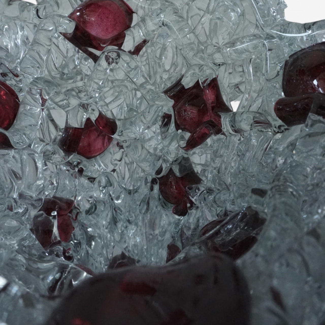 Mihai Topescu – Skulpturale Glasvase „Crimson Relief“ (Rumänien) · Handgefertigtes Studioglas-Unikat