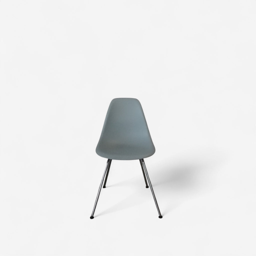 Eames Plastic Side Chair – Graphitgraue Schale mit Chrom-Beinen