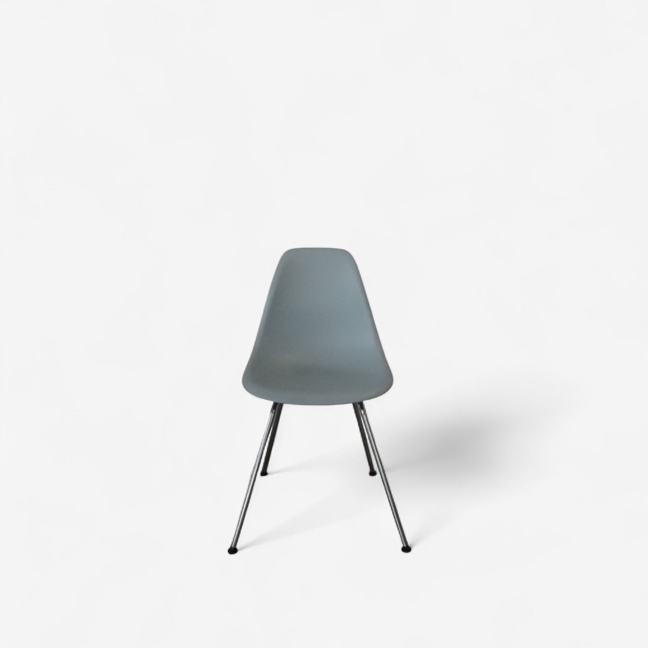 Eames Plastic Side Chair – Graphitgraue Schale mit Chrom-Beinen