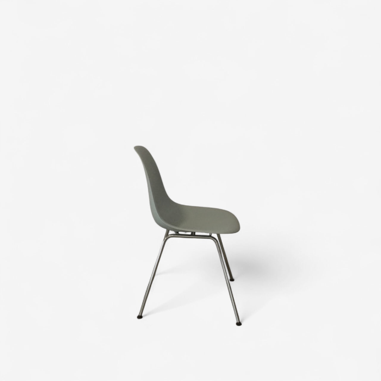 Eames Plastic Side Chair – Graphitgraue Schale mit Chrom-Beinen