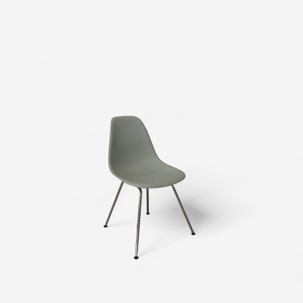 Eames Plastic Side Chair – Graphitgraue Schale mit Chrom-Beinen