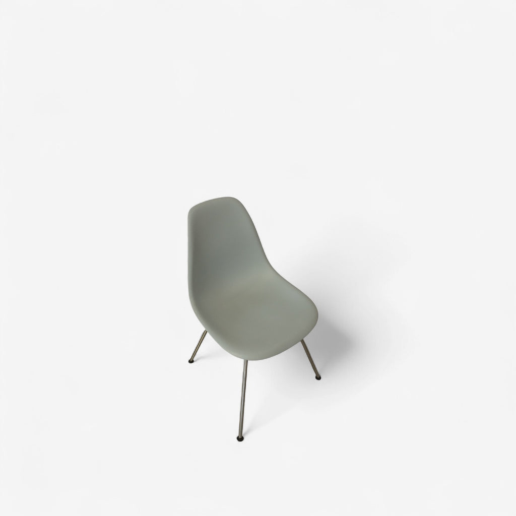 Eames Plastic Side Chair – Graphitgraue Schale mit Chrom-Beinen