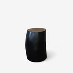 WOOD Form – Schwarzer Hocker aus massiver Eiche