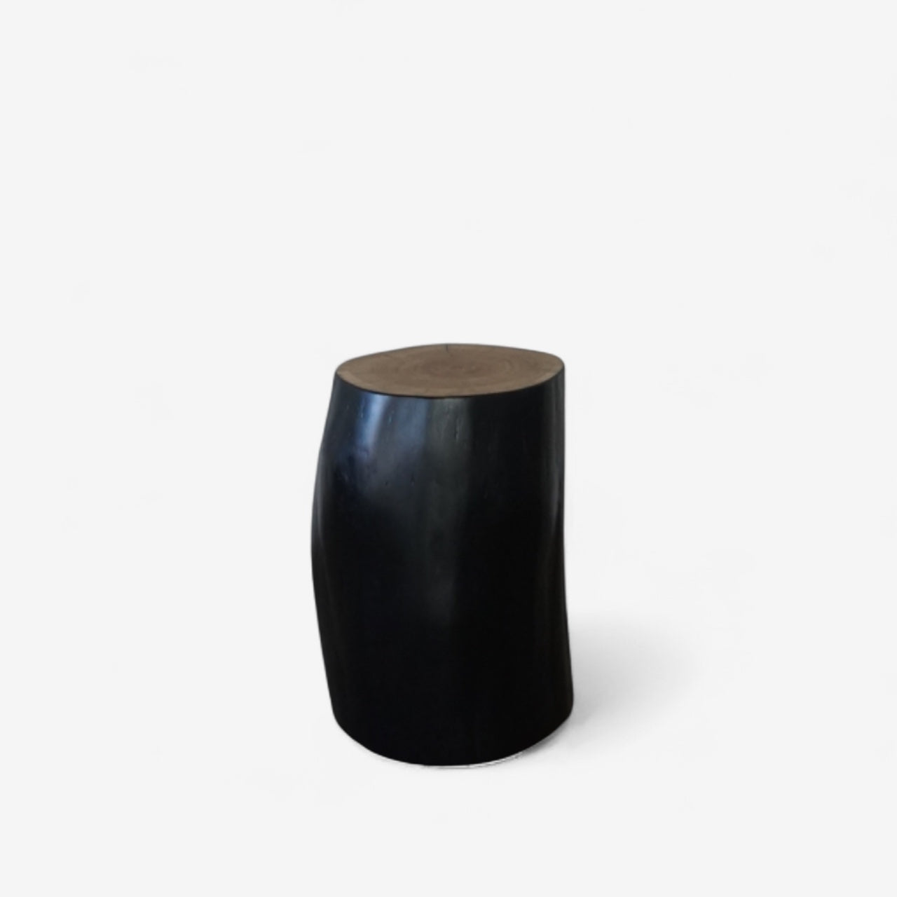 WOOD Form – Schwarzer Hocker aus massiver Eiche