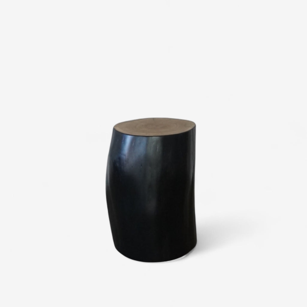 WOOD Form – Schwarzer Hocker aus massiver Eiche