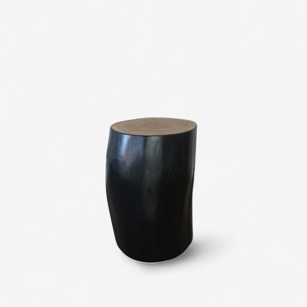 WOOD Form – Schwarzer Hocker aus massiver Eiche