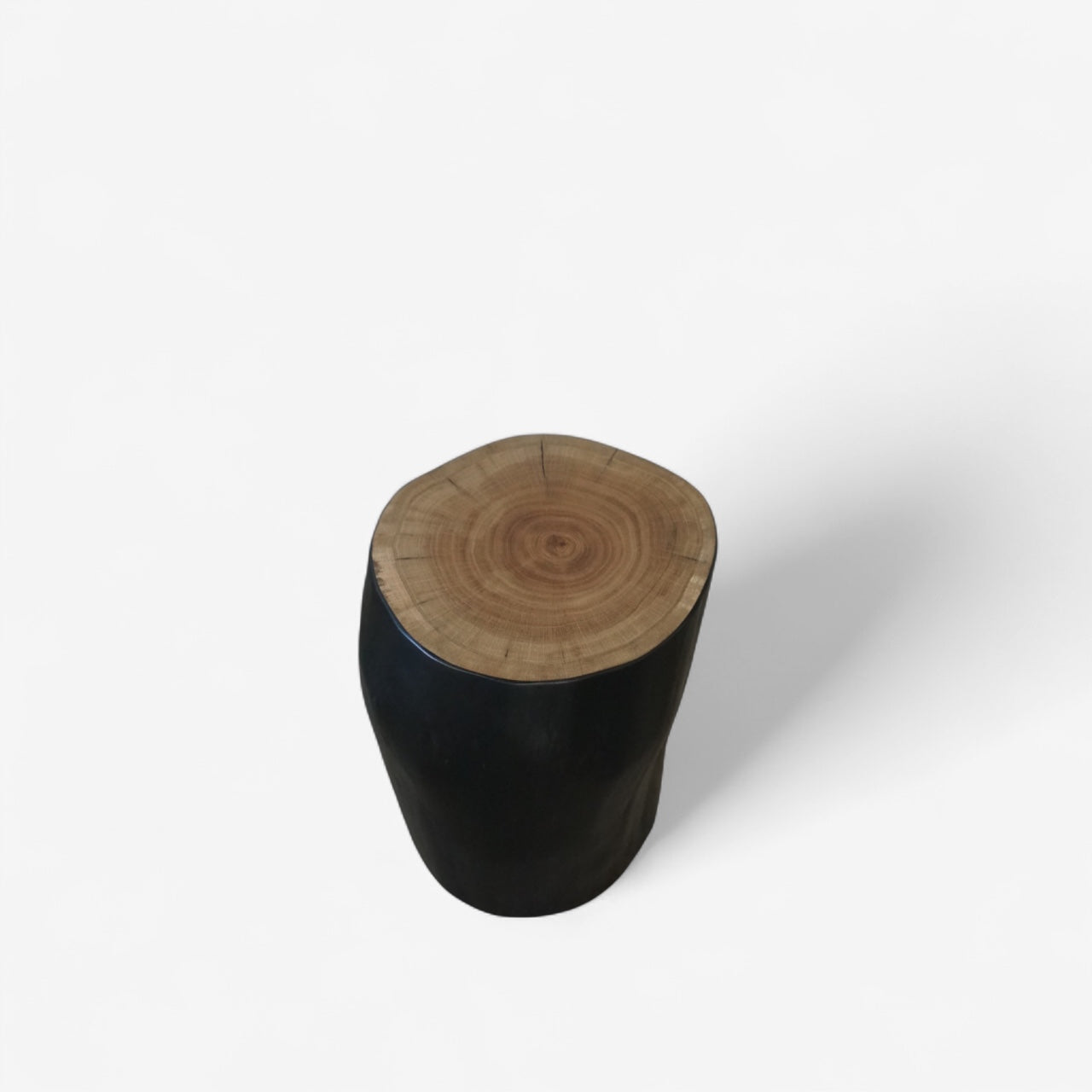 WOOD Form – Schwarzer Hocker aus massiver Eiche