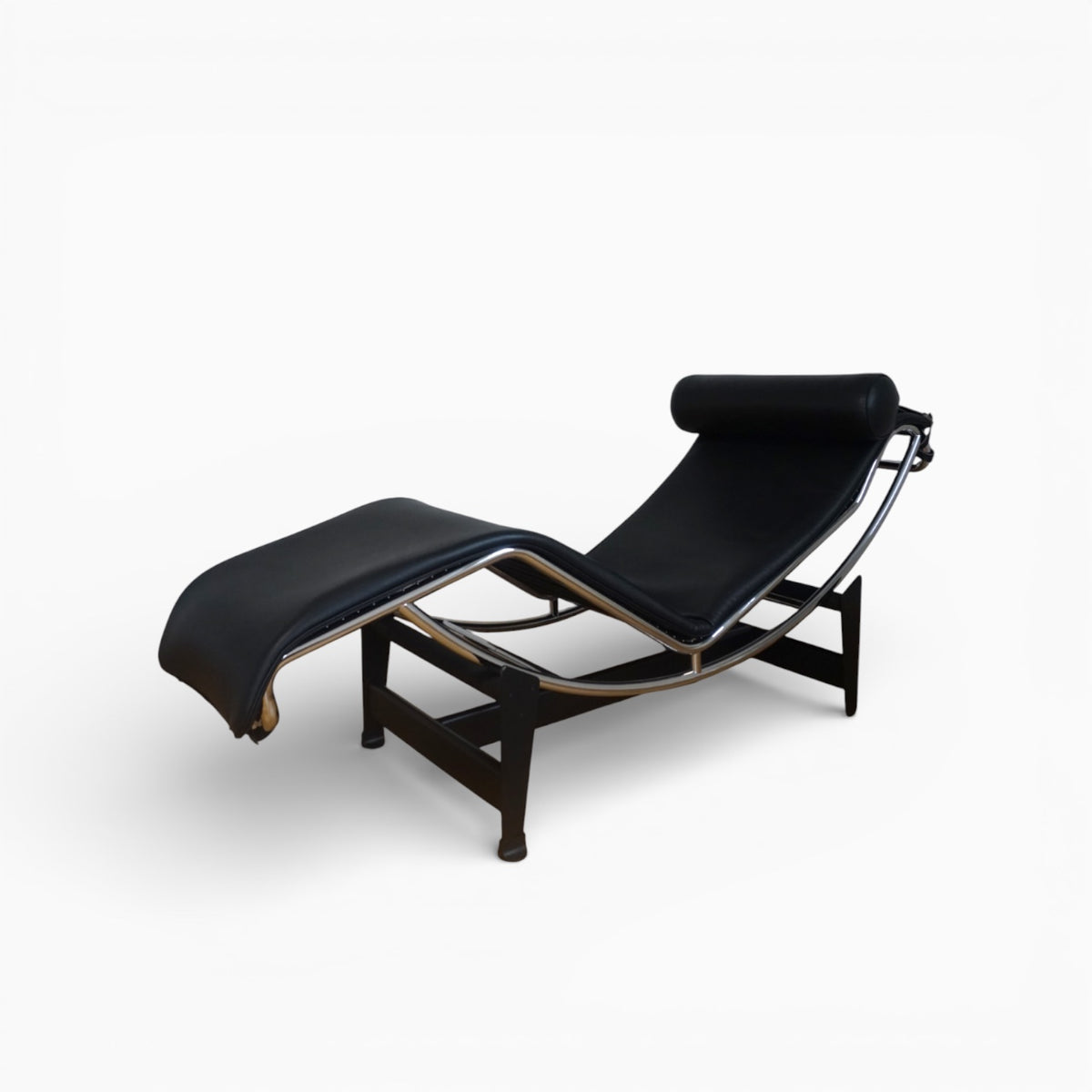 Cassina · LC4 Chaise Longue · Le Corbusier, Jeanneret, Perriand · Leder schwarz · verkauft