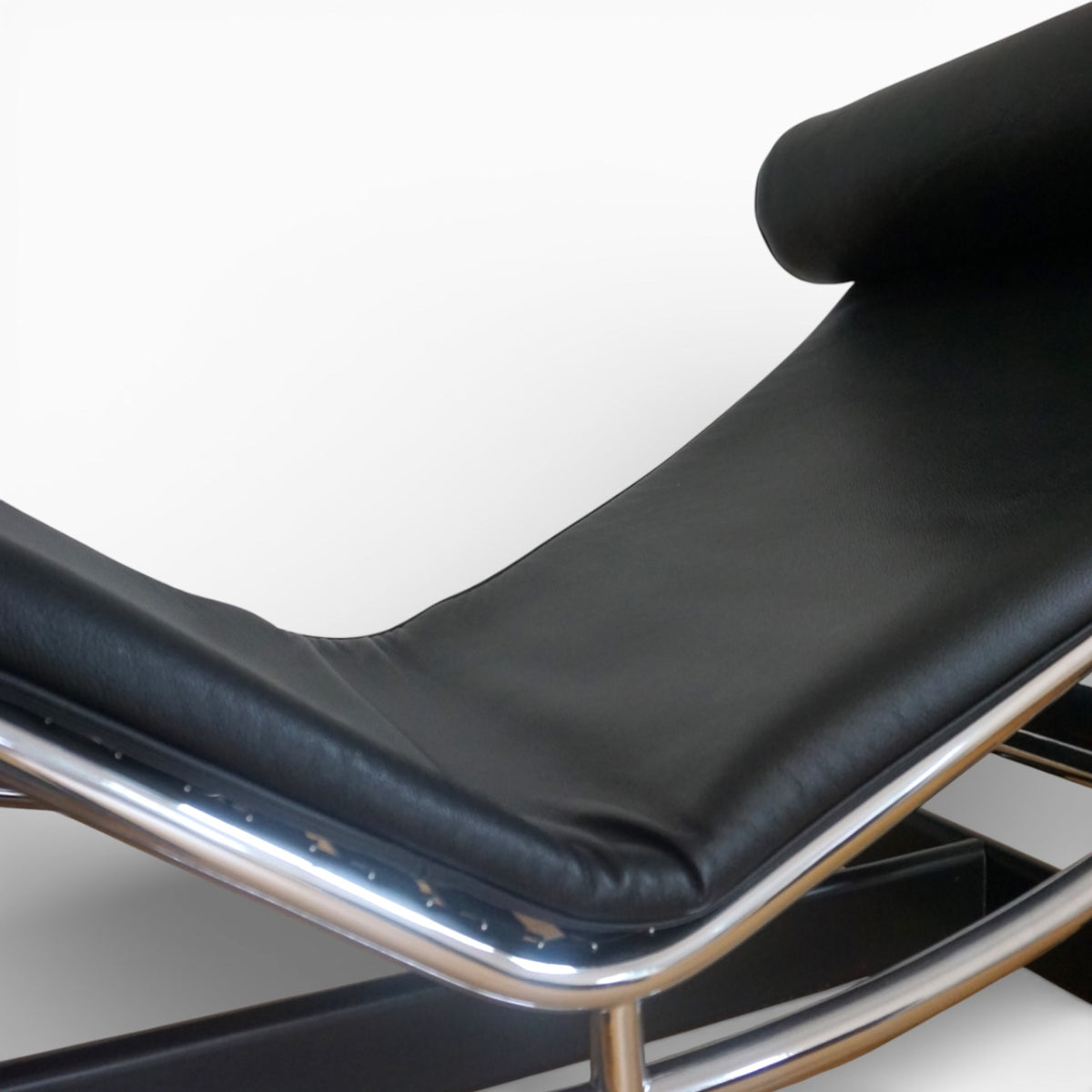 Cassina · LC4 Chaise Longue · Le Corbusier, Jeanneret, Perriand · Leder schwarz · verkauft