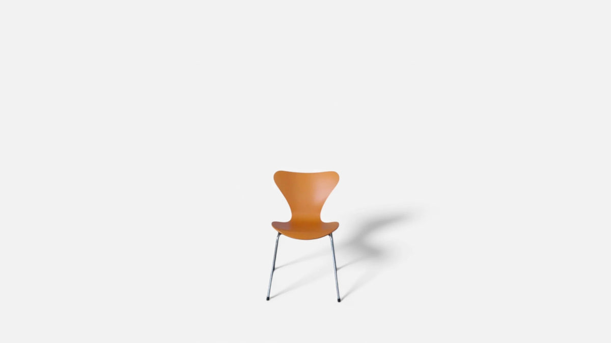 JWolf Studio Lackwerk Nr. 07 Safran – Fritz Hansen Serie 7, neu gefasst in Tägerwilen